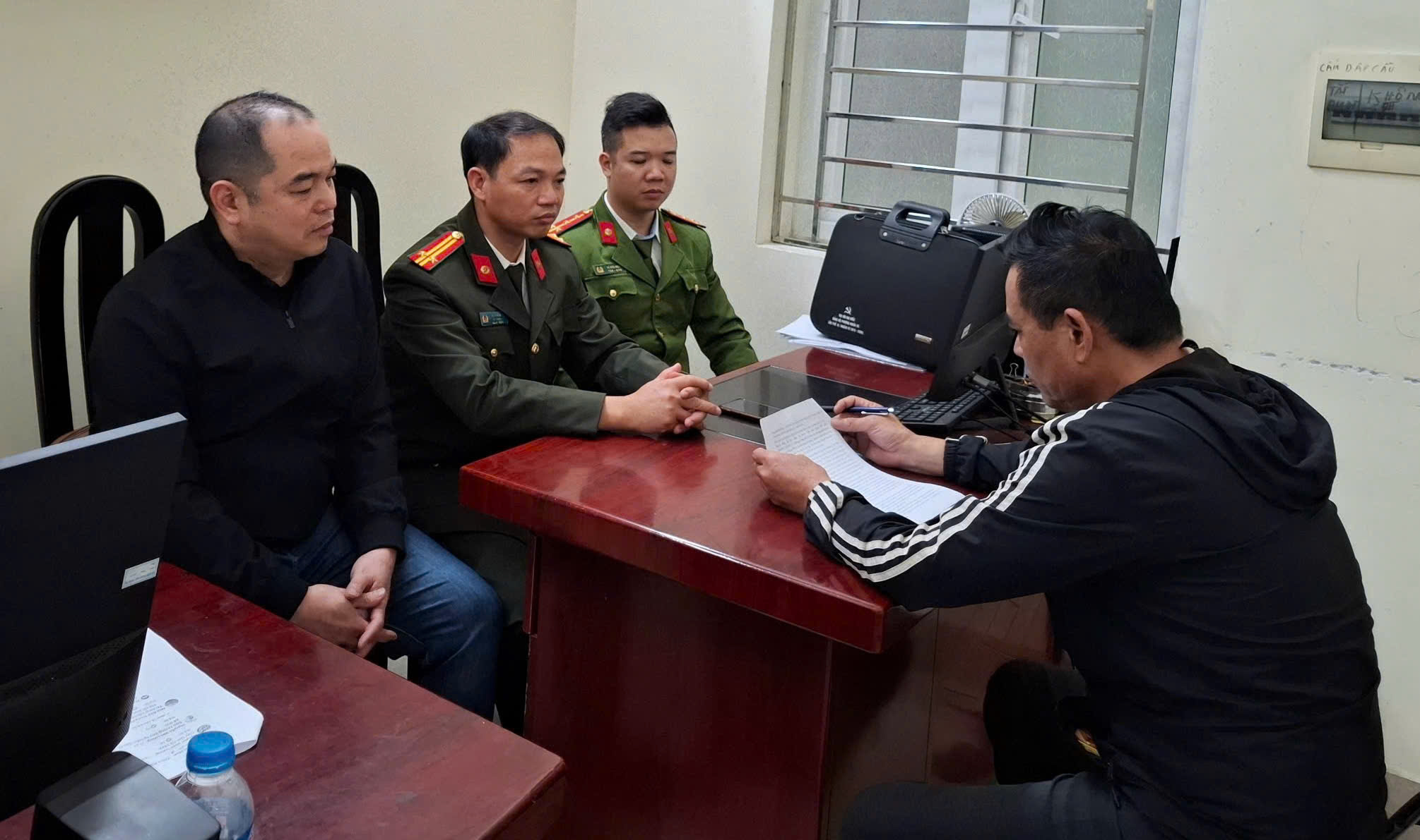 Công an phường An Biên: Xử phạt chủ tài khoản Facebook đăng nội dung sai sự thật lên mạng xã hội.